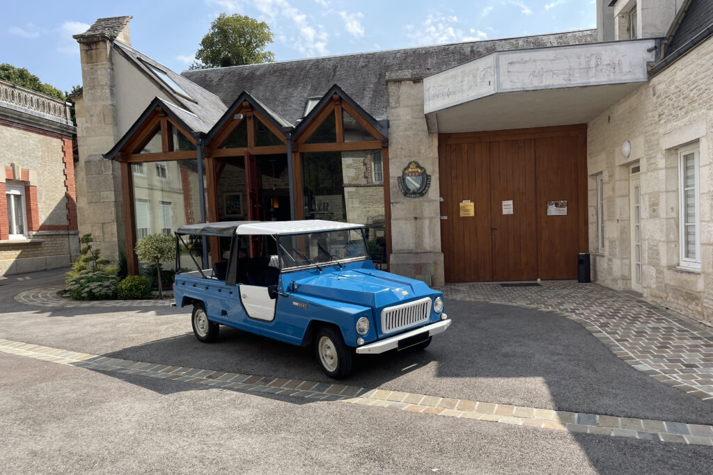 Sortie en voiture vintage Aube pour pique-nique chic