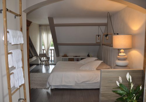 Chambre élégante avec petit coin bureau D'ici ou d'ailleurs